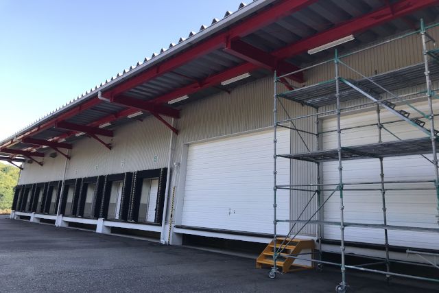 石川県河北郡津幡町にございます貸し冷凍冷蔵倉庫物件は現在、塗装工事等の改修工事を行っています。