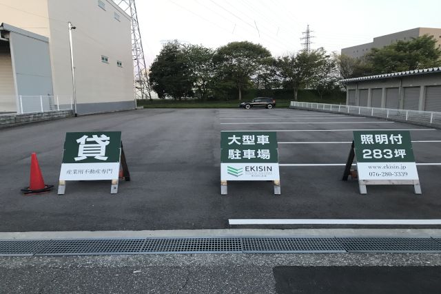 石川県金沢市浅野本町にございます貸土地の敷地内に照明が設置されました。