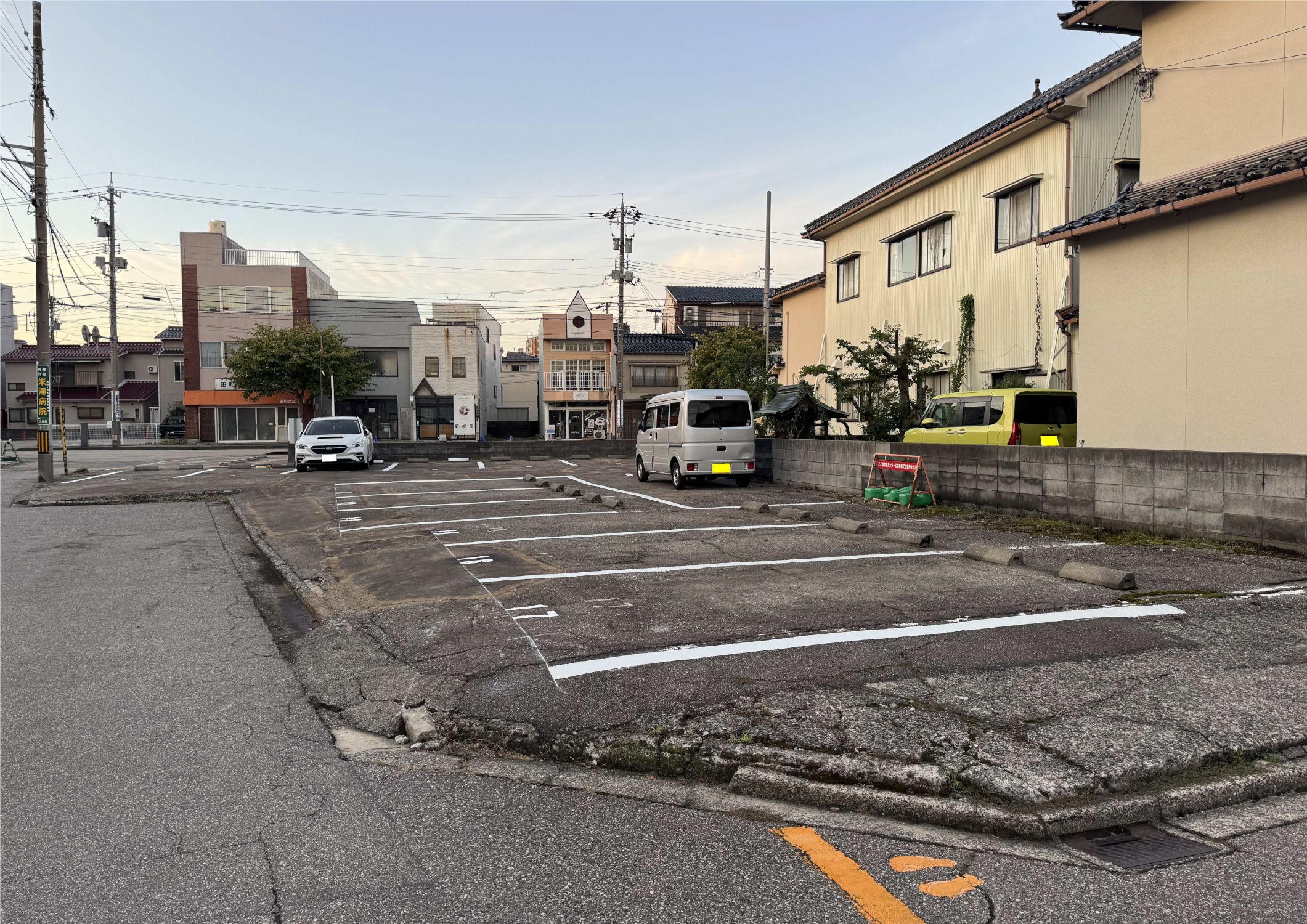 【金沢三社町月極め駐車場】の舗装、白線、駐車番号を更新しました。