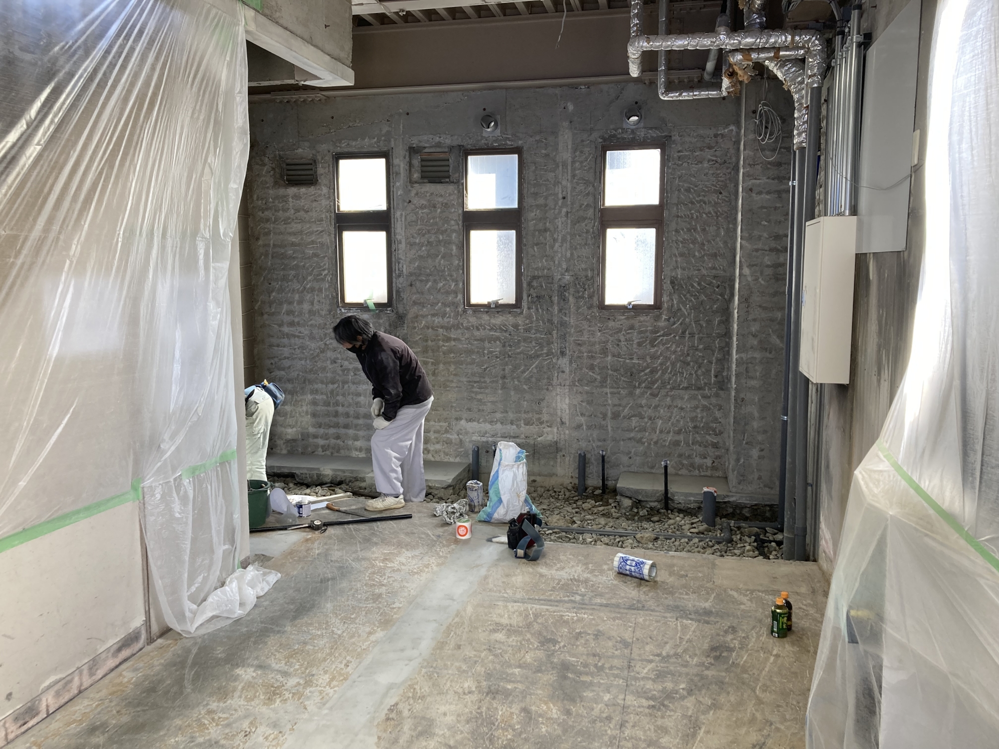 富山県高岡市【高岡問屋町倉庫】では、現在1階男女別トイレの新設、2階洋便器更新工事等が行われています。