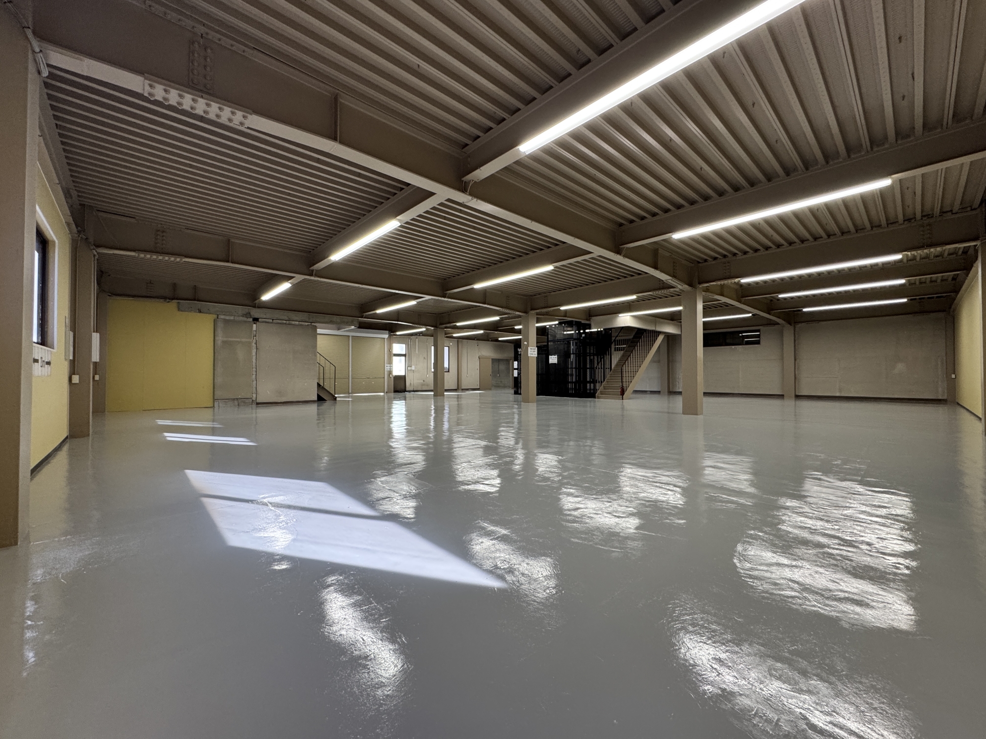 高岡問屋町倉庫｜1階床全面塗装工事が完了。安全・快適な作業環境を実現